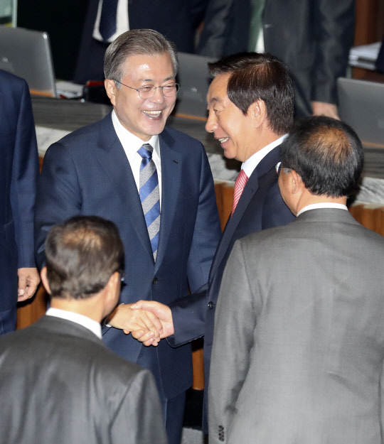 국회서 내년 예산안 통과 요청한 대통령 문재인 대통령이 1일 오전 국회 본회의장에서 내년도 예산안에 대한 시정연설을 마친 뒤 나오며 자유한국당 김성태 원내대표와 인사하고 있다.  연합뉴스